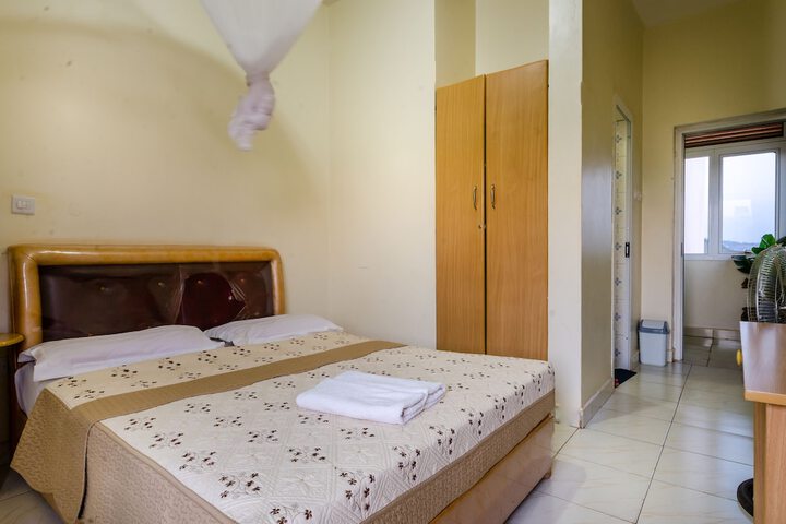 Room 7 of 48