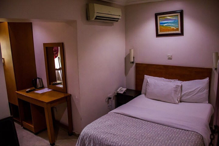 Room 14 of 38