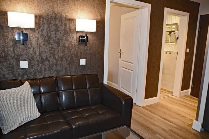 Room 16 of 32