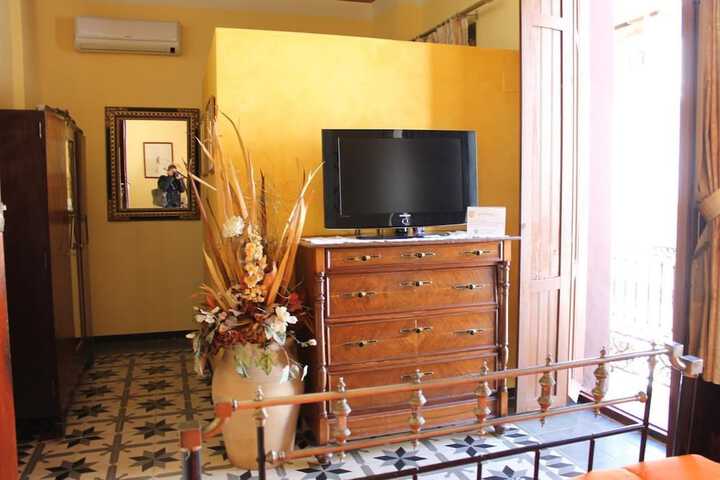 Room 2 of 25