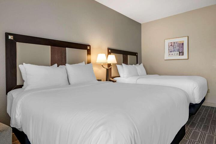 2 Queen Beds (8 of 10)