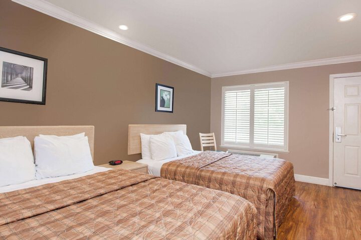 1 Queen Bed (16 of 22)
