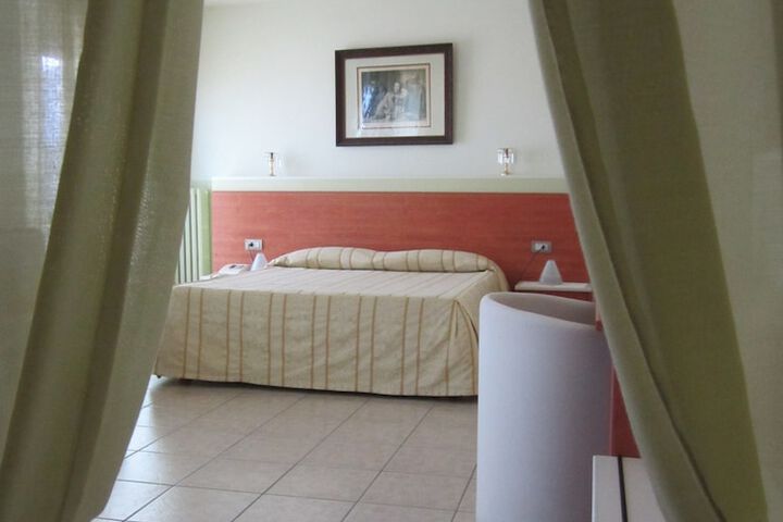 Room 9 of 63