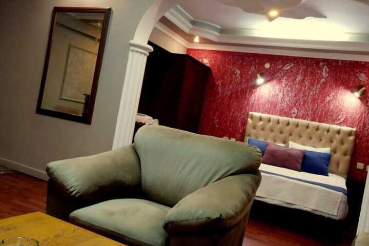 Room 13 of 33