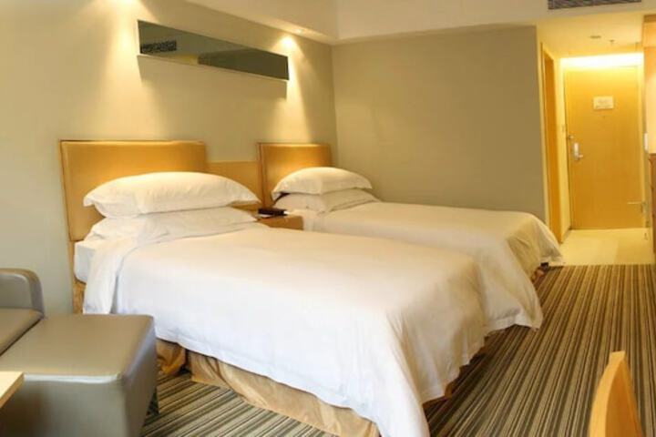 Room 10 of 21