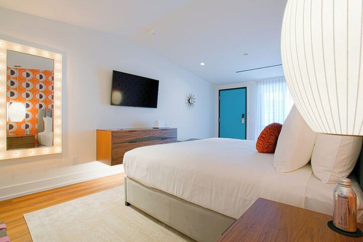 Room 6 of 28