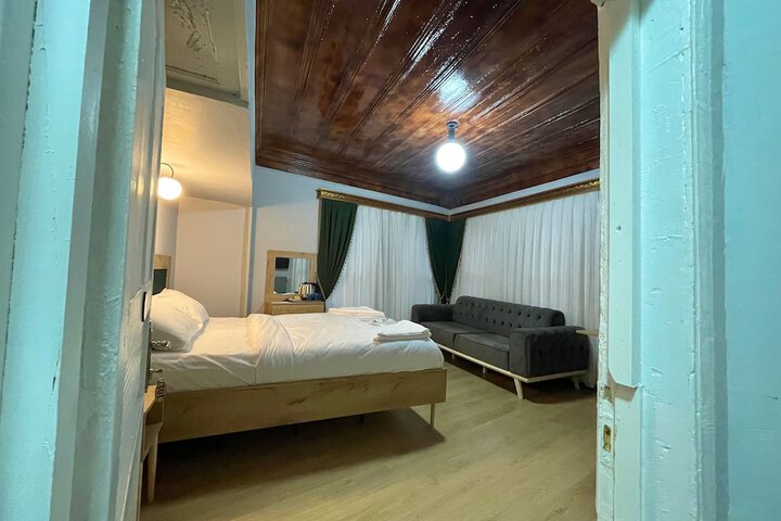 Room 2 of 100