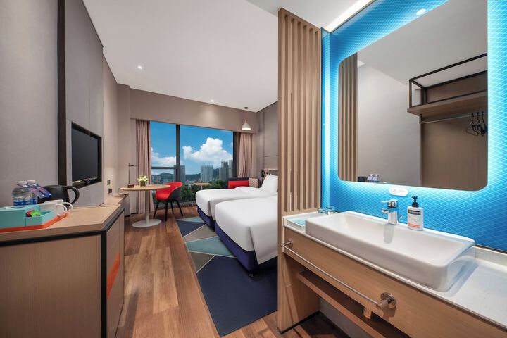 Room 20 of 102