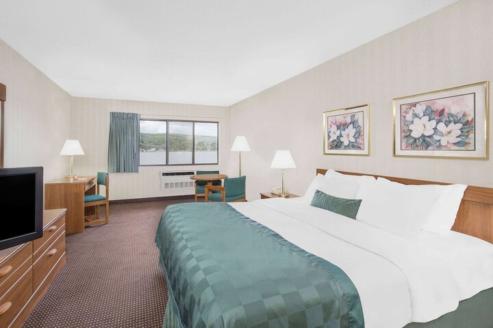 Room 3 of 37