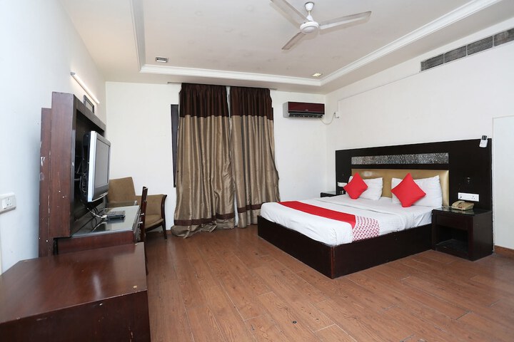 OYO 6845 The Grand Hotel