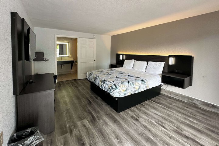 1 King Bed Micfridge (6 of 14)