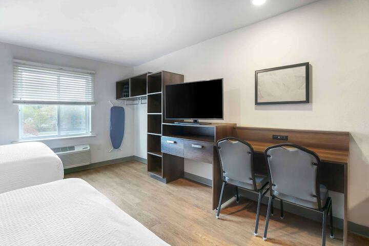 Studio Queen Bed (7 of 13)