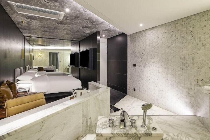 Room 12 of 41