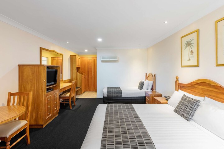 Room 9 of 38