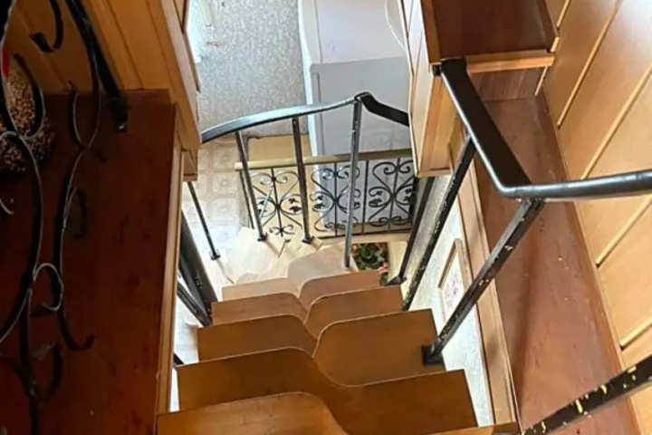 Room 10 of 16