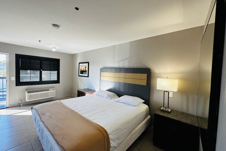 Standard Single Room 1 King Bed (2 of 14)