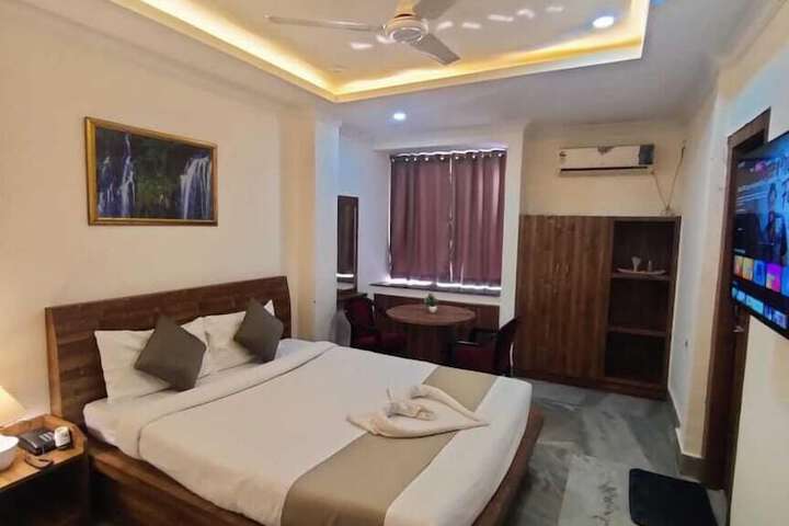 Room 6 of 18