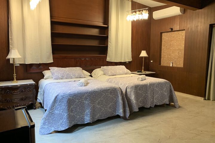 Room 25 of 230