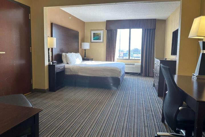 1 King Bed Mobility Hearing Accessible Room Roll in Shower Non-Smokinga (12 of 22)