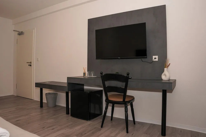 Room 4 of 10