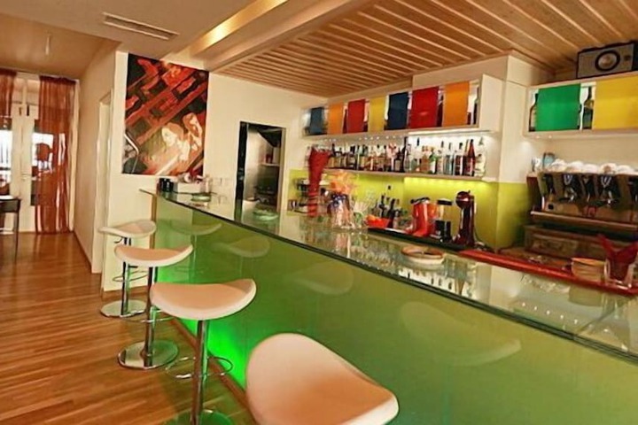 Lounge 39 of 48