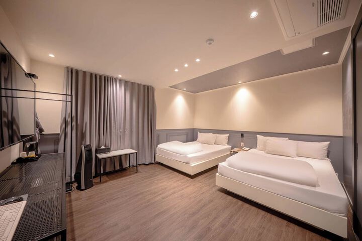 Room 12 of 19