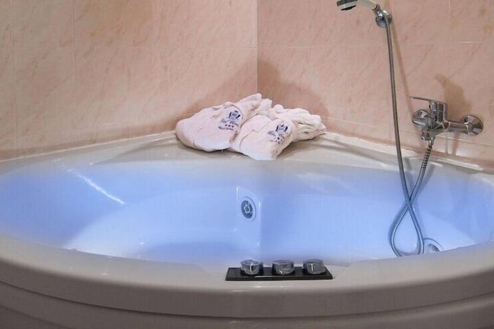 Jetted tub