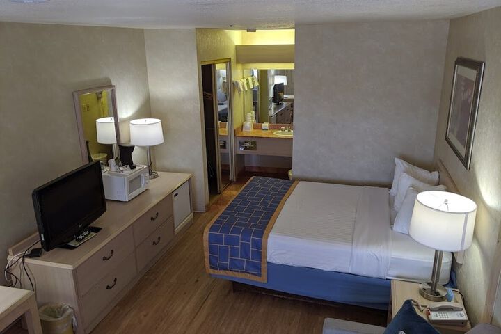 1 Queen Bed (4 of 14)