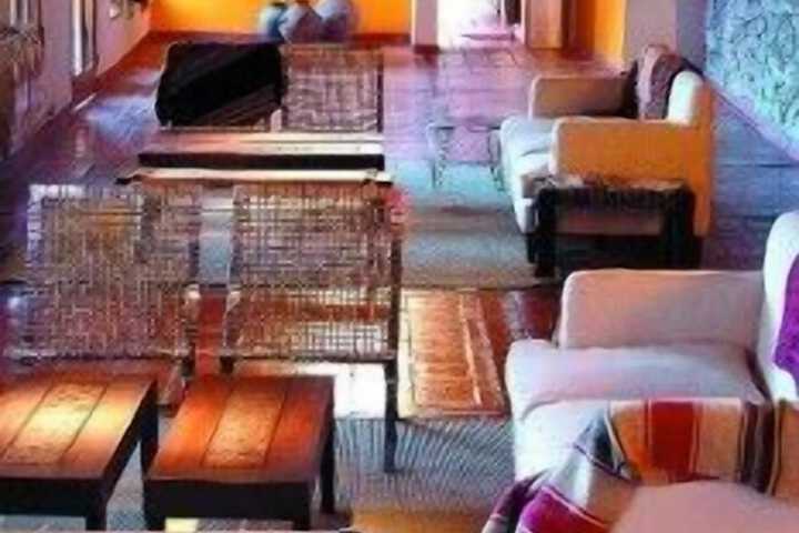 Lounge 22 of 33
