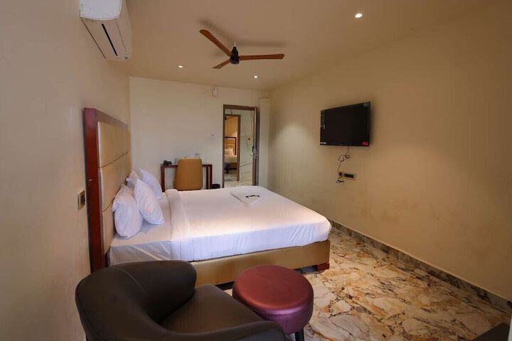 Room 10 of 13