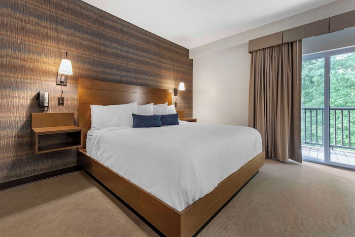 1 King Bed (10 of 17)