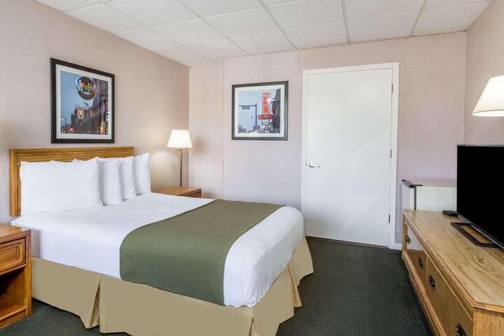 1 Queen Bed (1 of 7)