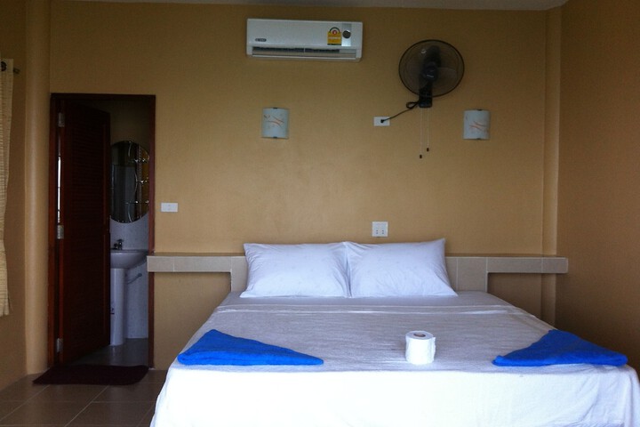 Room 4 of 32