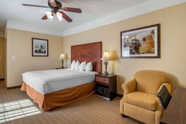 1 King Bed High Speed Internet Accessible Microwave and Refrigerator Pillowtop Bed 27 Inch Flat Screen Television Oversized Desk Full Breakfast (23 of 23)