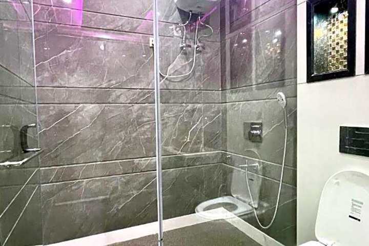 OYO Hotel Sangam Near Nangloi Railway station Metro Station