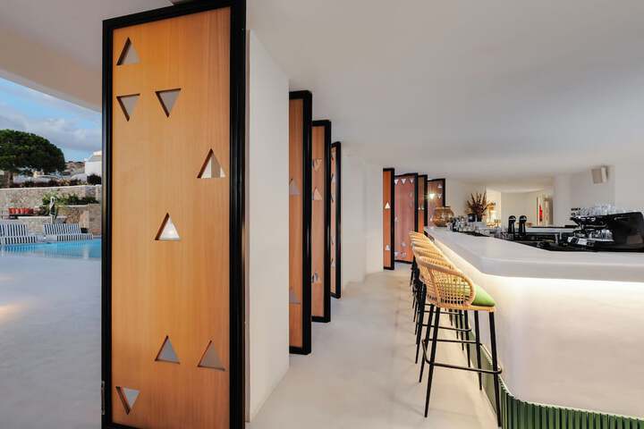 Lounge 126 of 142