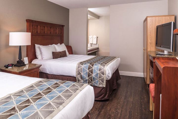 Standard Room, King or Two Doubles (8 of 8)