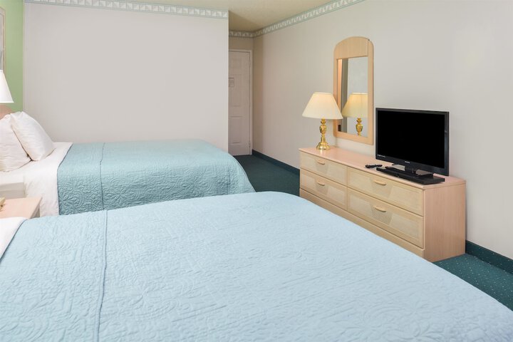 2 Queen Beds (4 of 6)
