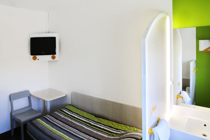 Room 6 of 48