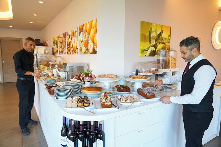 Breakfast/Coffee Service 118 of 213