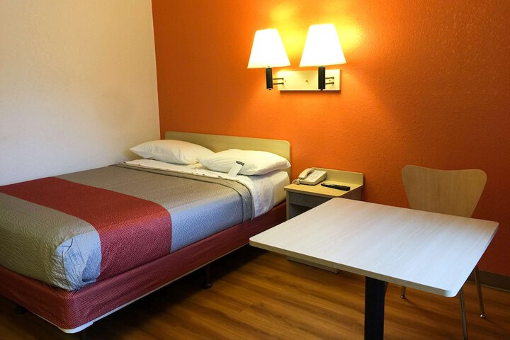 1 Queen Bed (7 of 7)