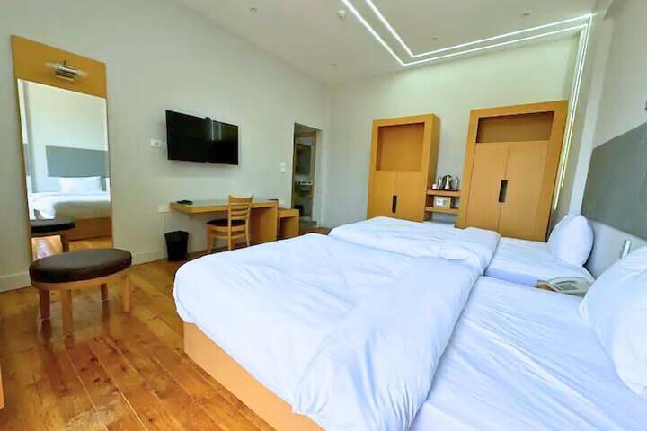 Room 27 of 39