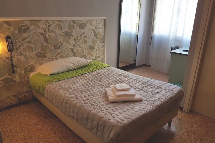 Room 11 of 34