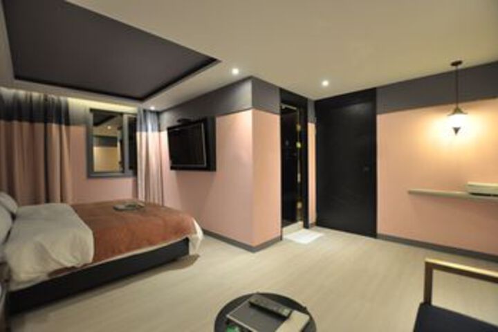 Room 33 of 76