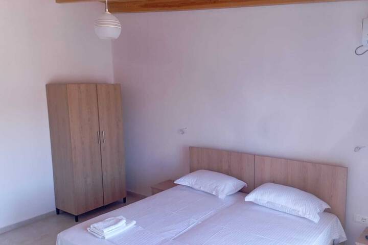 Room 27 of 38