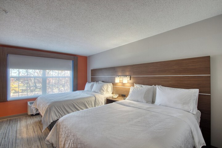 2 Queen Beds (2 of 18)