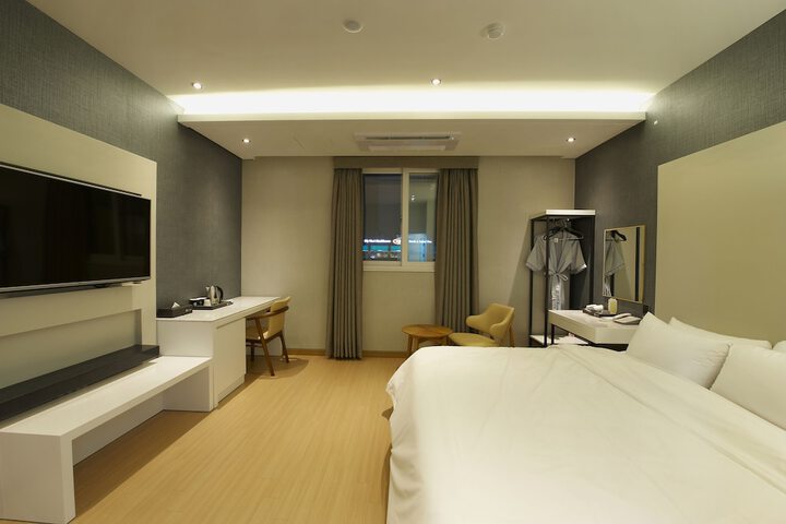 Room 11 of 37