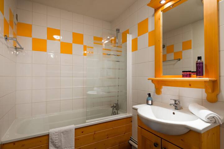 Room 16 of 28