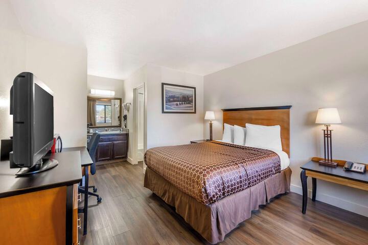 1 Queen Bed (8 of 15)