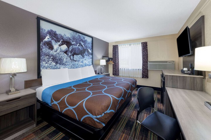 1 King Bed (6 of 14)